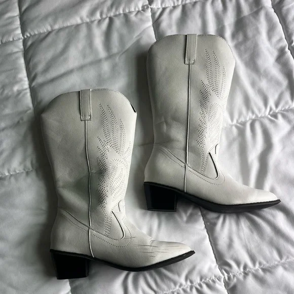 white boots - Picture 3 of 3